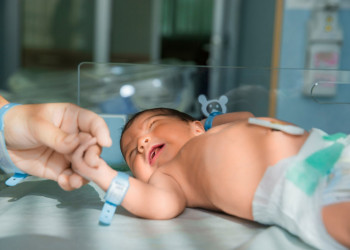 Férias e pandemia: atenção com as visitas a recém-nascidos